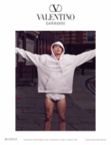 Blanco descend dans les rues de Londres pour la campagne automne 22 de Valentino