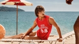 Jordan Barrett à la plage dans Orlebar Brown x Wham !  Capsule